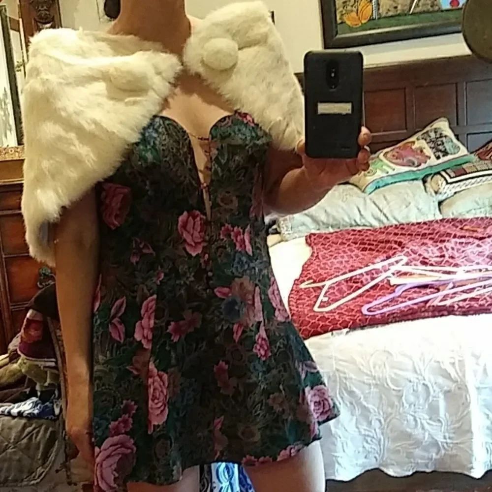 Cape - Picture 4 of 5